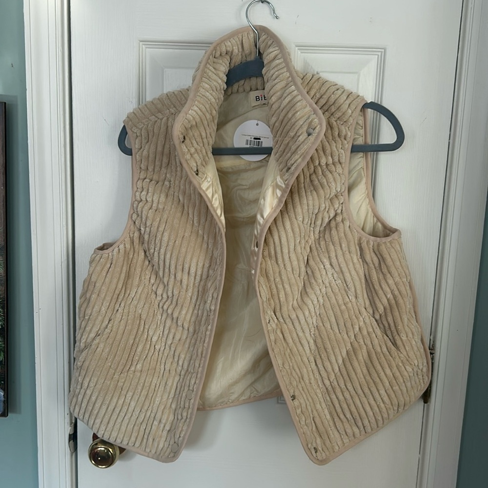 Corduroy ribbed puffer vest.